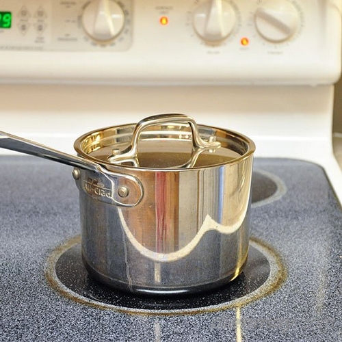 4. Đậy nắp lại, mở lửa nhỏ. Lưu ý không mở nắp trong khi đang nấu vì sẽ làm mất chất dinh dưỡng và ảnh hưởng tới thời gian nấu.