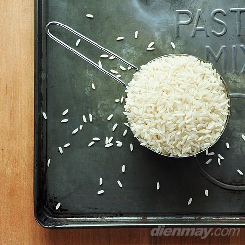 Đong gạo và nước theo tỉ lệ 1:2, thêm hoặc bớt nước tùy theo loại gạo dẻo/khô.