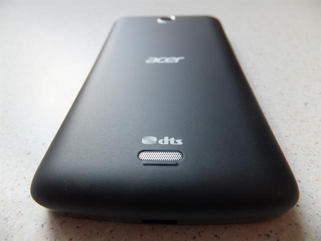 Mặt sau của máy hiển thị rõ nét thương hiệu Acer màu trắng trên nền đen toàn tập và cả logo công nghệ âm thanh DTS
