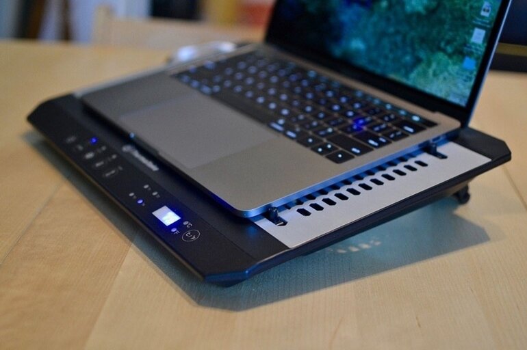 Đế tản nhiệt có chức năng điều hòa nhiệt độ khi laptop quá nóng
