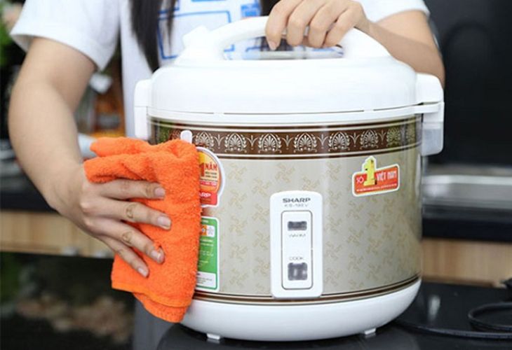 Use a dry cloth, fine sandpaper to clean the pot's exterior