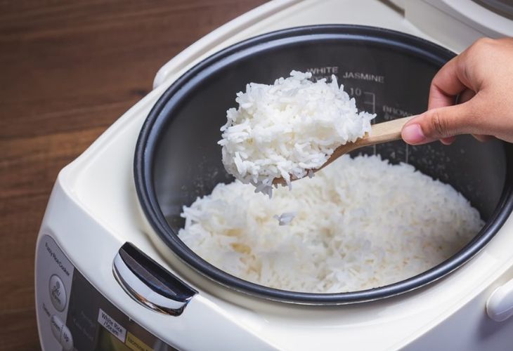 Remove all rice from the cooker