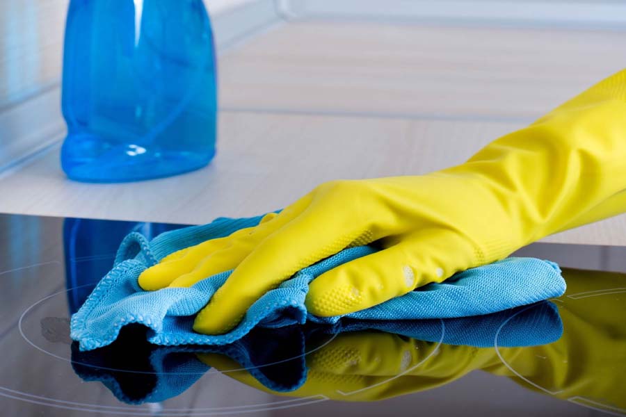 Hướng dẫn các bước vệ sinh bếp điện từ đúng cách > Lấy khăn sau sơ qua những vết bẩn trên bề mặt bếp