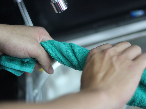 Dùng khăn làm ẩm vắt thật khô để lau trên bề mặt của bếp