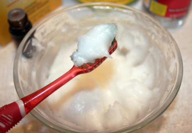 Bạn hãy sử dụng baking soda pha với chanh và nước, để tạo thành một hỗn hợp có độ đặc vừa phải