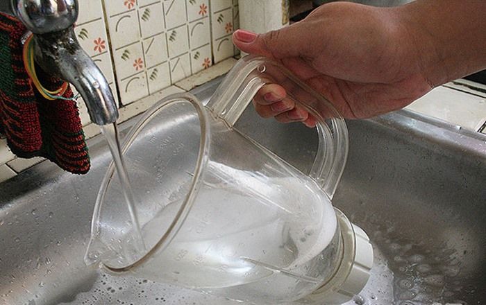 Cách vệ sinh máy xay sinh tố đơn giản, hiệu quả nhất > Rửa máy xay sinh tố lại bằng nước sạch