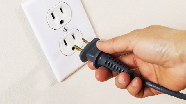Khi không dùng cần tắt quạt, rút dây điện khỏi ổ cắm
