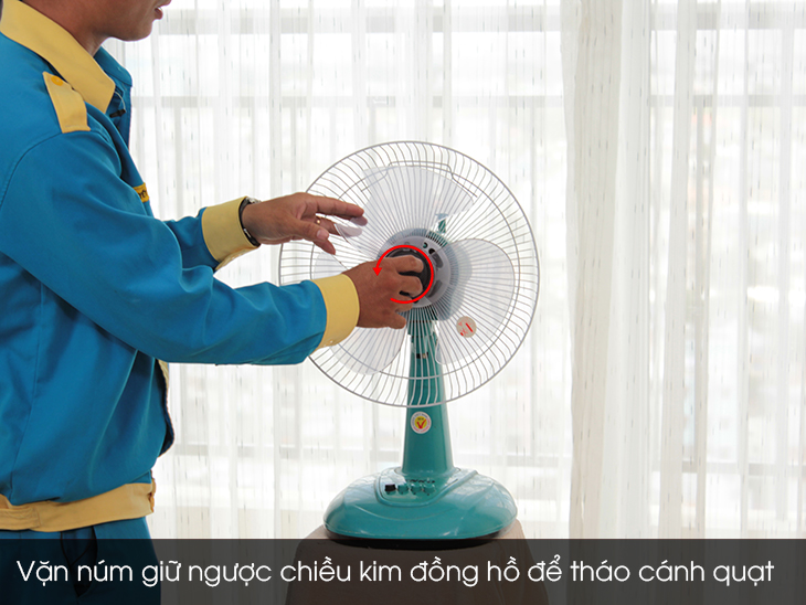 Vặn núm giữ ngược chiều kim đồng hồ