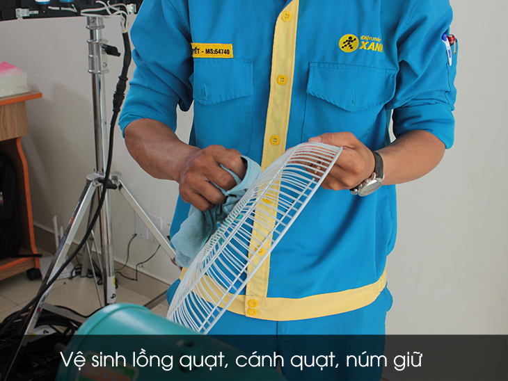 Vệ sinh lồng quạt, núm giữ