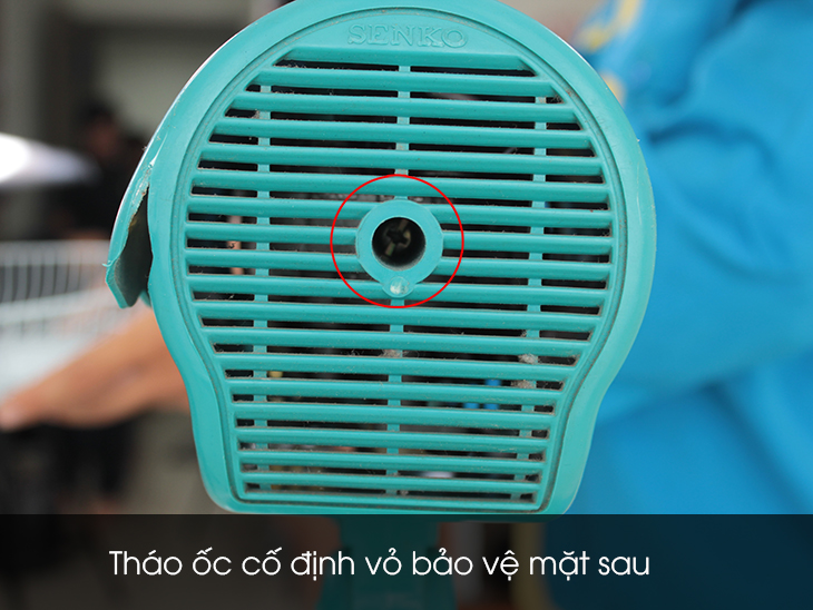 6 bước vệ sinh quạt đứng, quạt treo tường đúng cách, đơn giản tại nhà > Tháo ốc cố định vỏ bảo vệ mặt sau