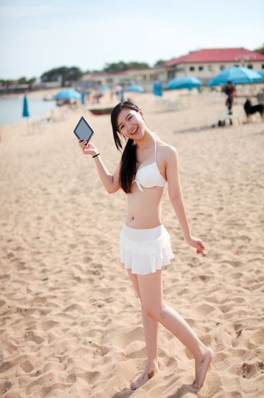 Hotgirl diện bikini nóng bỏng dạo biển cùng tablet