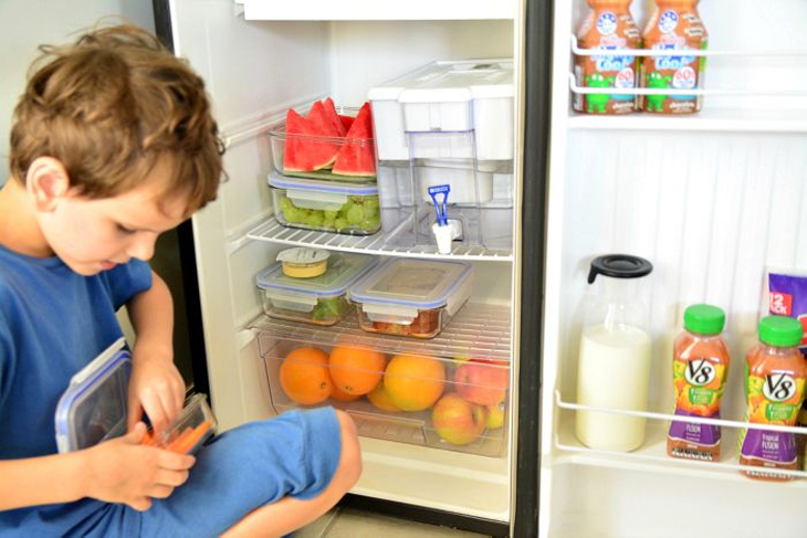 Quản lý trẻ em để bé không nghịch phá tủ lạnh