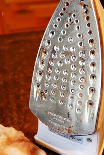 Xử lý mặt bàn ủi bị cháy bằng dấm và baking soda Cách chữa mặt bàn ủi bị cháy bằng dấm và baking soda > Xử lý mặt bàn ủi bị cháy bằng dấm và baking soda