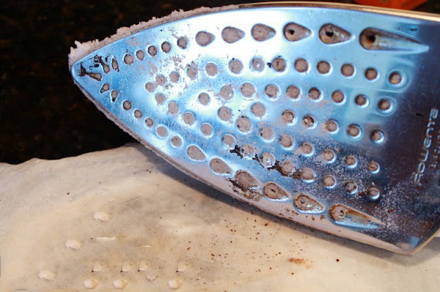 Xử lý mặt bàn ủi bị cháy bằng dấm và baking soda Cách chữa mặt bàn ủi bị cháy bằng dấm và baking soda > Xử lý mặt bàn ủi bị cháy bằng dấm và baking soda