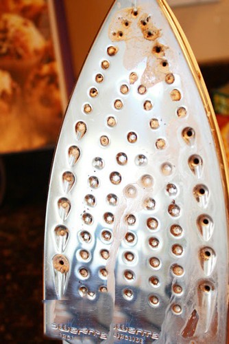 Xử lý mặt bàn ủi bị cháy bằng dấm và baking soda Cách chữa mặt bàn ủi bị cháy bằng dấm và baking soda > Xử lý mặt bàn ủi bị cháy bằng dấm và baking soda