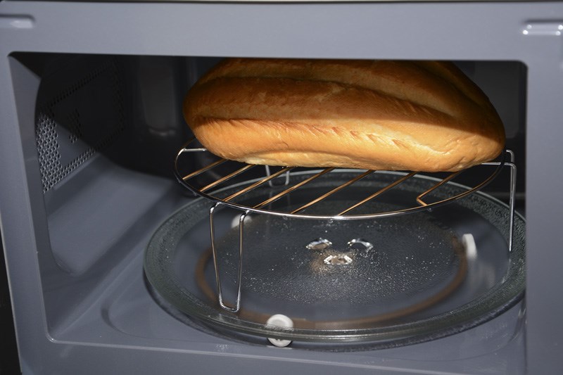 Nướng bánh mì trên một loại lò vi sóng có nướng