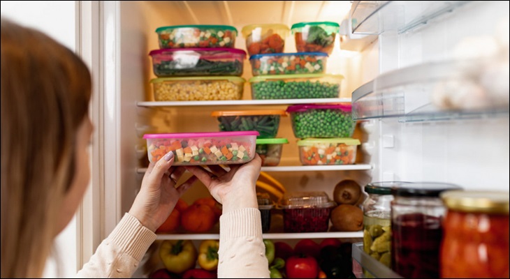 Lấy ra hết thực phẩm bên trong tủ lạnh