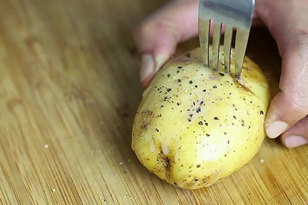 Dùng nĩa châm nhẹ lên bề mặt của khoai tây