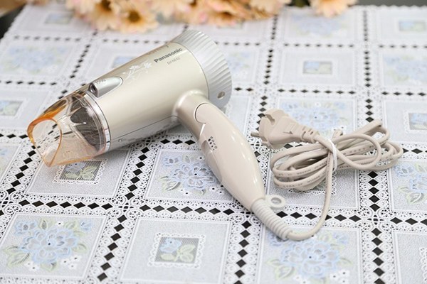  Tên thương hiệu in trên thân máy