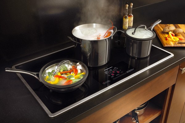 ​Mặt bếp nên làm bằng chất liệu kính cường lực chịu nhiệt cao cấp