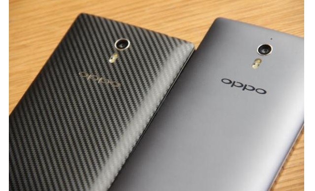 Mặt lưng phía sau của Oppo Find 7 (bên trái) và Oppo Find 7a (bên phải)