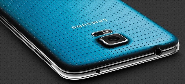 Mặt lưng họa tiết vân lỗ trên Galaxy S5