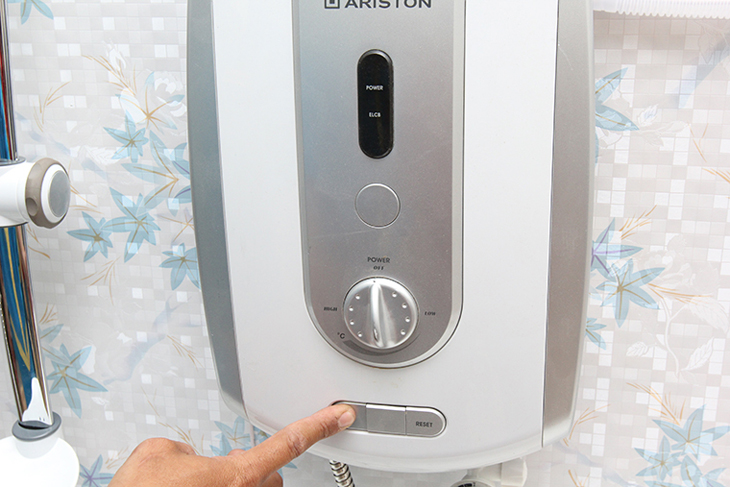 Các bước lắp đặt máy nước nóng an toàn, đúng cách > Kiểm tra CB chống giật ELCB trên máy có hoạt động hay không