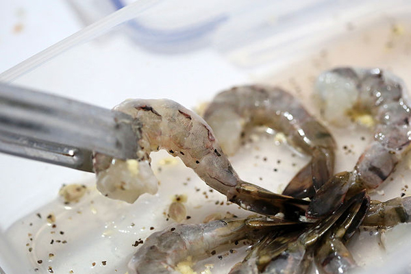 Cách làm món tôm hấp bằng lò vi sóng Cách làm món tôm hấp dinh dưỡng bằng lò vi sóng > Cách làm món tôm hấp bằng lò vi sóng