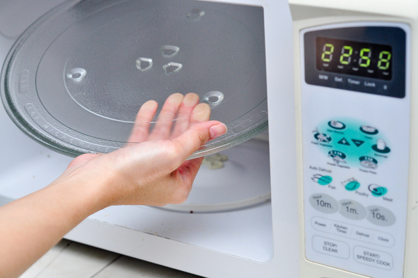Nên chọn lò vi sóng có đĩa xoay tháo rời để dễ dàng chùi rửa 9 bước đơn giản để chọn mua lò vi sóng > Nên chọn lò vi sóng có đĩa xoay tháo rời để dễ dàng chùi rửa