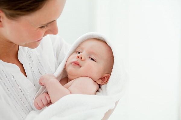 Giặt quần áo cho trẻ sơ sinh bằng máy giặt như thế nào là đúng