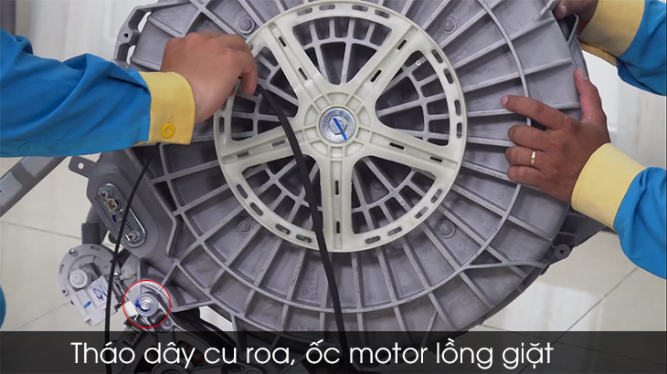 Tháo dây cu roa, ốc motor ra khỏi lồng giặt.