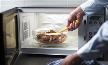 9 nguyên vật liệu không được phép cho vào lò vi sóng