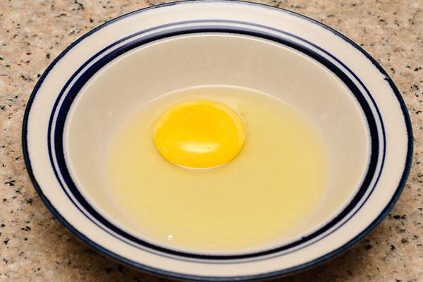 Cách làm món trứng trộn phô mai bằng lò vi sóng