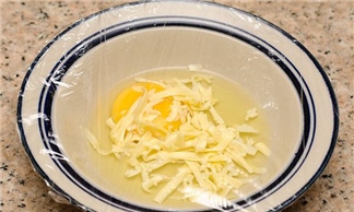 Bước 1 Chuẩn bị trứng trứng trộn phô mai bằng lò vi sóng