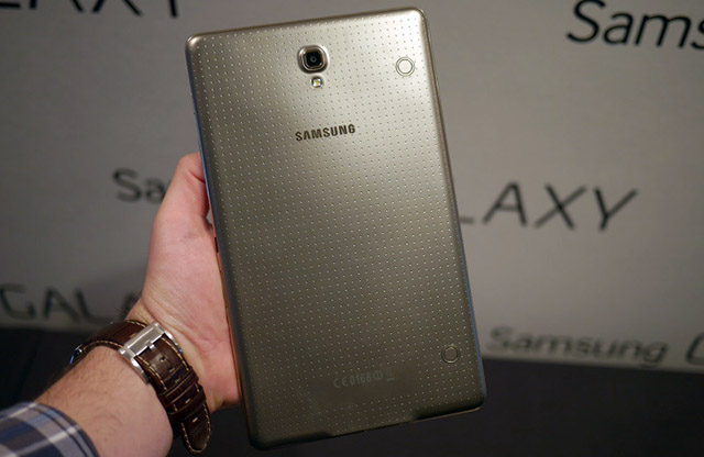 Mặt sau với hệ thống lỗ không tròn như Galaxy S5 mà là lỗ dạng vuông