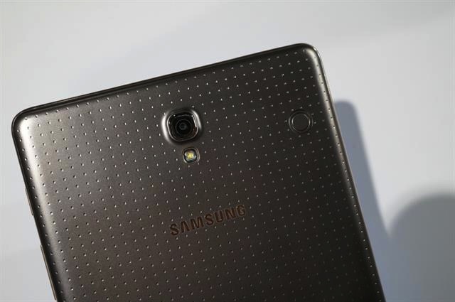 Camera sau 8 MP cùng đen flash LED trợ sáng