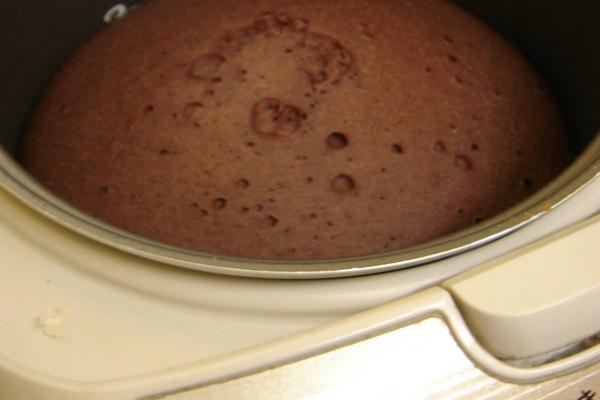 Cooking chocolate cake with a rice cooker is not inferior to a microwave oven