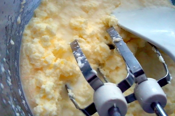 Whipping cream (kem tươi) rất dễ bị tách nước nếu đánh quá kỹ