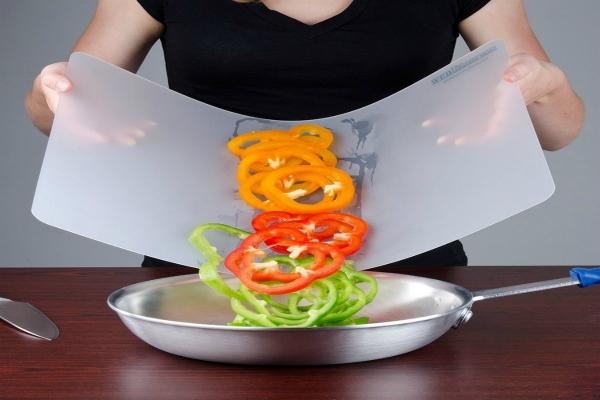 Flexible plastic cutting board keeps food from falling out