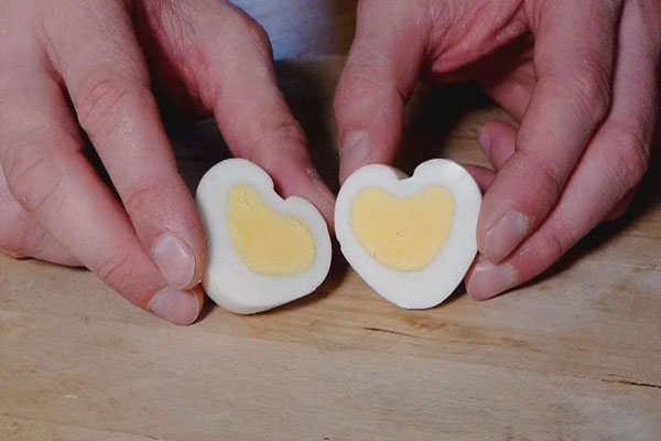 Mẹo siêu dễ hình trái tim cho trứng luộc