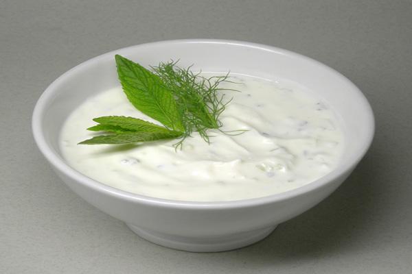 Curd oil made from yogurt helps to reduce frizz