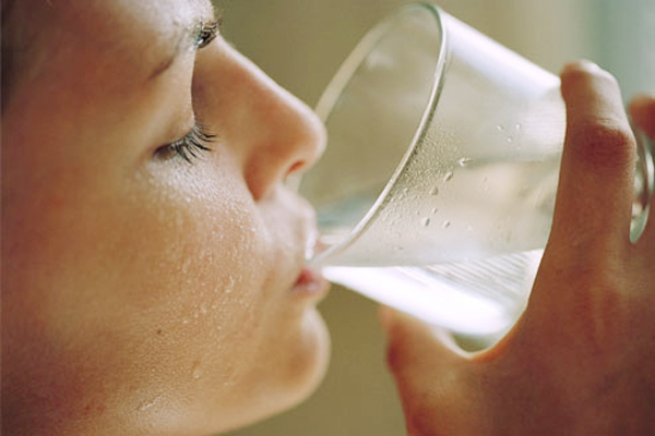 Nước nóng giúp loại bỏ mỡ thừa trong cơ thể