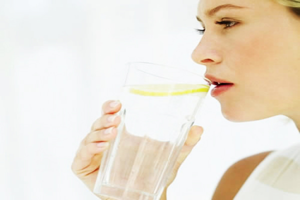 Uống nước nóng giúp cơ thể tự làm sạch, hạn chế mụn và làm sáng da