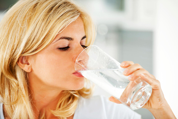 Uống nước nóng là cách hiệu quả để giảm mụn từ bên trong.