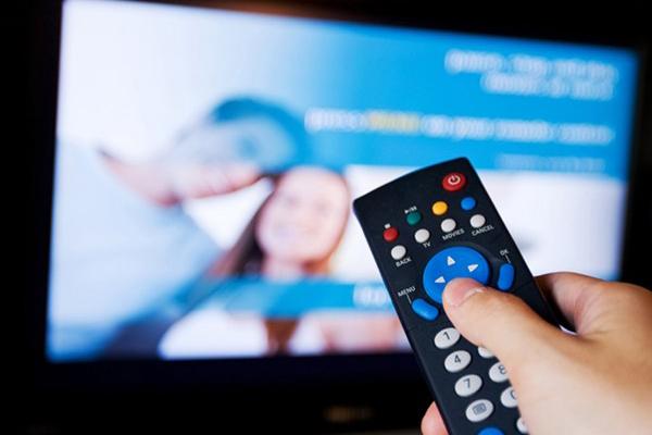 Đừng ngại tốn thời gian mà nên bật, tắt, điều chỉnh các nút trên remote của tivi thử khi chọn mua tivi