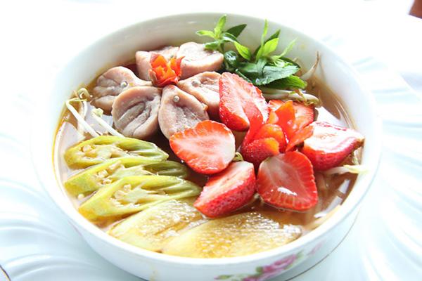 Canh chua dâu tây tuy lạ mà quen