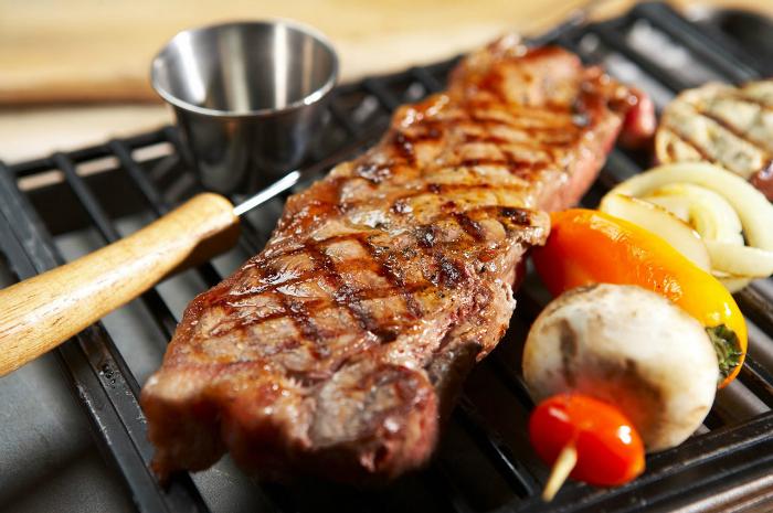 Wipe salt water on the grill before grilling effectively non-stick meat