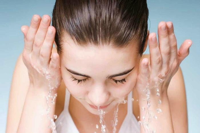 Wash your face with salt water 2 weeks / time to effectively treat acne