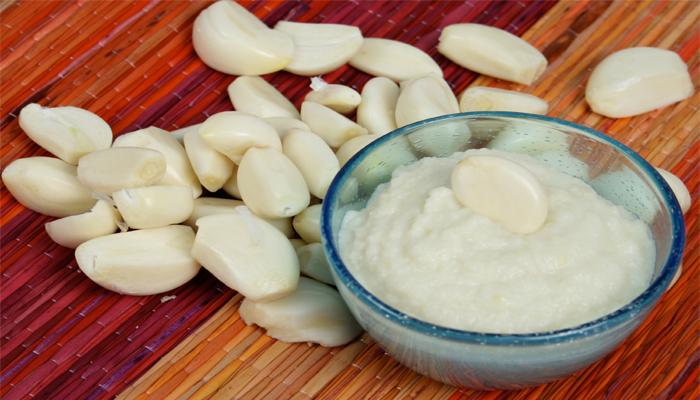 Đắp tỏi vào vết thương giúp mau chóng đẩy được dằm ra ngoài Đắp tỏi vào vết thương giúp mau chóng đẩy được dằm ra ngoài