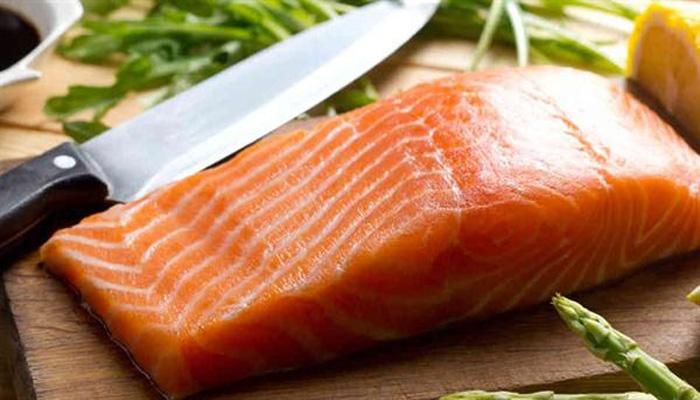 Thịt cá hồi rất giàu năng lượng gây tăng cân